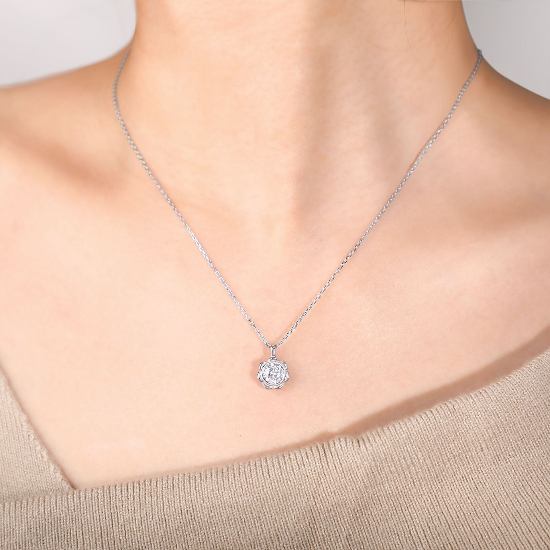 Damen Halskette mit floralen Anhänger und funkelndem Kristall Shop Nory