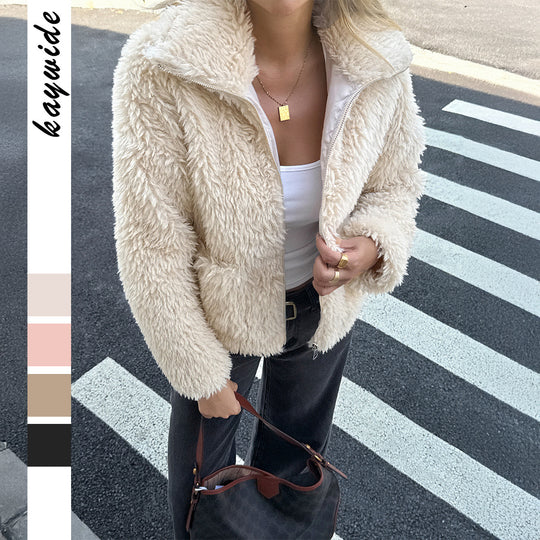 Damen nan Teddyjacke mit Reißverschluss, hochgeschlossenem Kragen, aufgesetzten Taschen und kurzer Passform Shop Nory