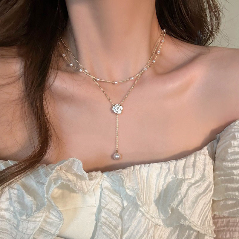 Damen Halskette mit elegantem Blumen-Design und zarten Perlen Shop Nory