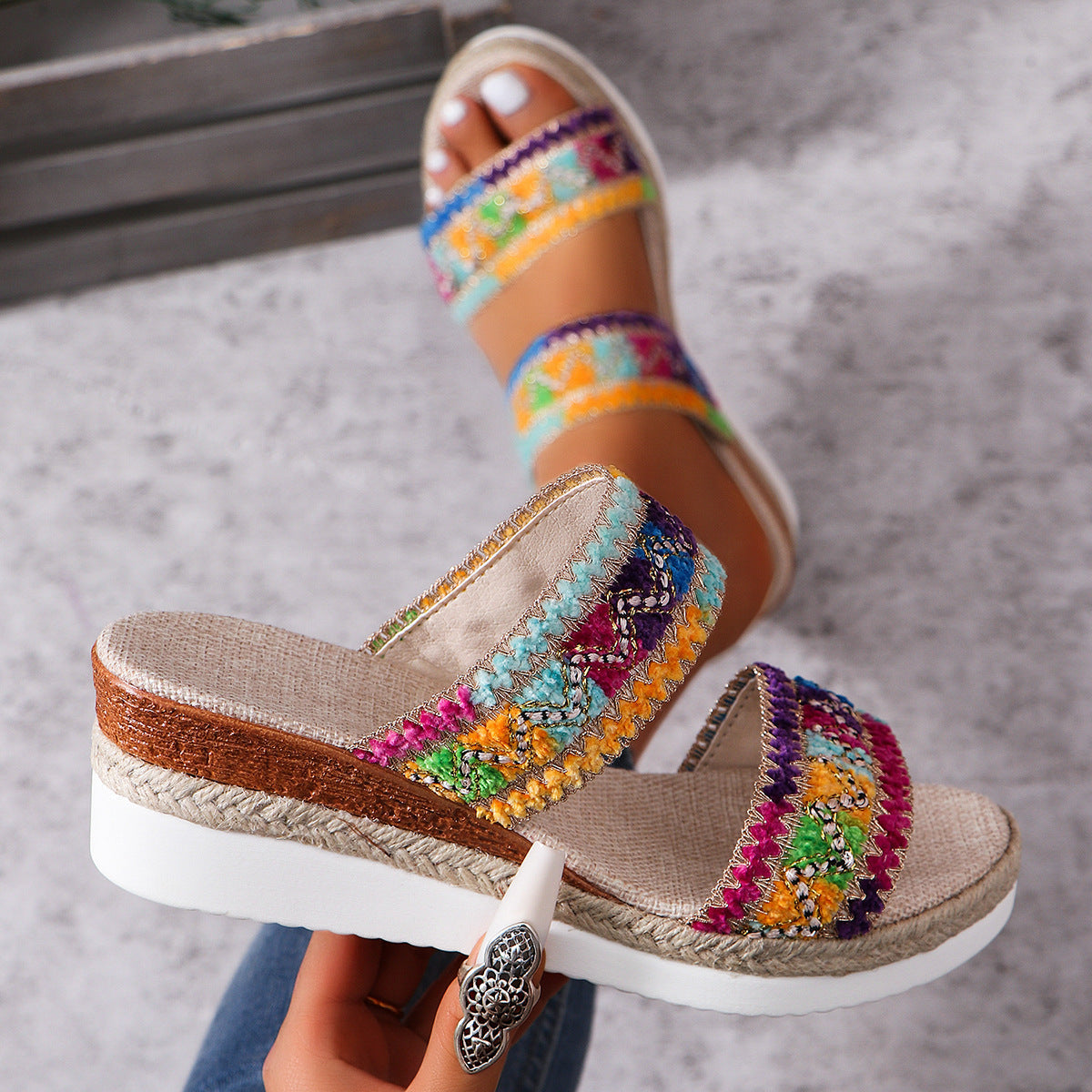 Damen Wedge-Pantoletten mit buntem Stickmuster und bequemer Fußbettung Shopnory