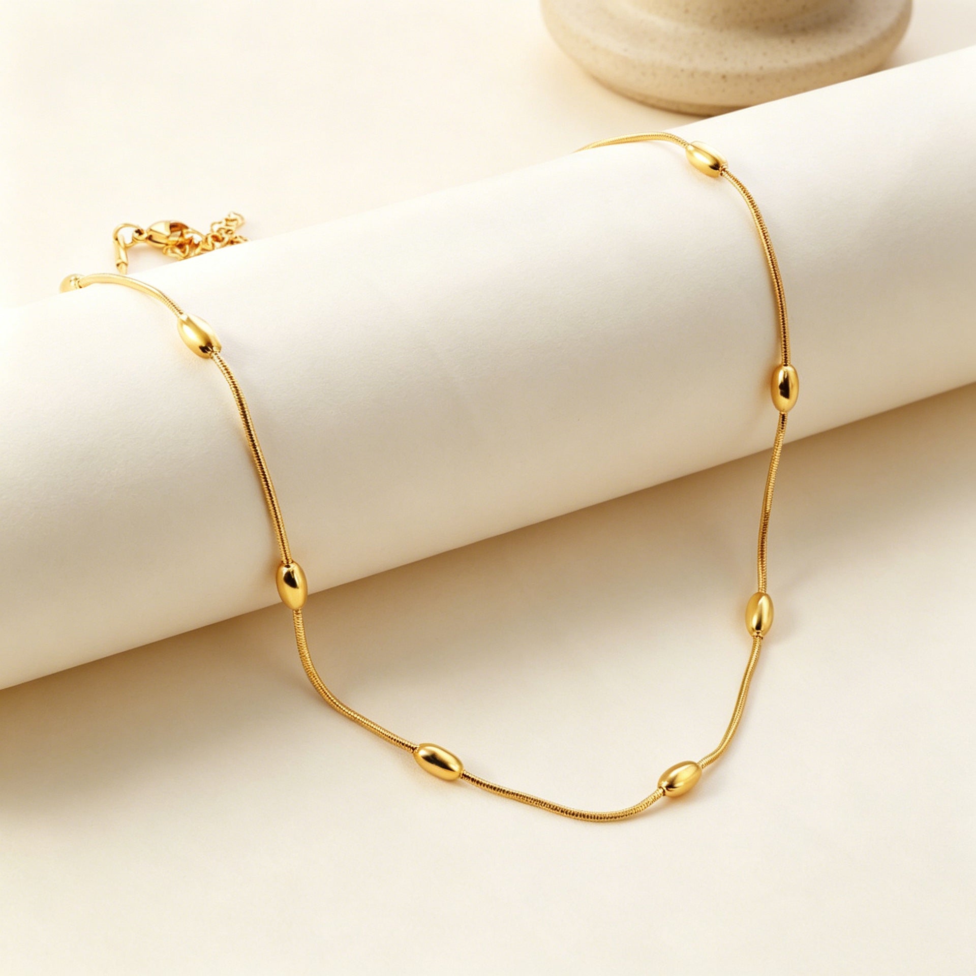 Damen elegante Halskette aus antiallergischem Edelstahl mit feinen, gewölbten Elementen Shop Nory