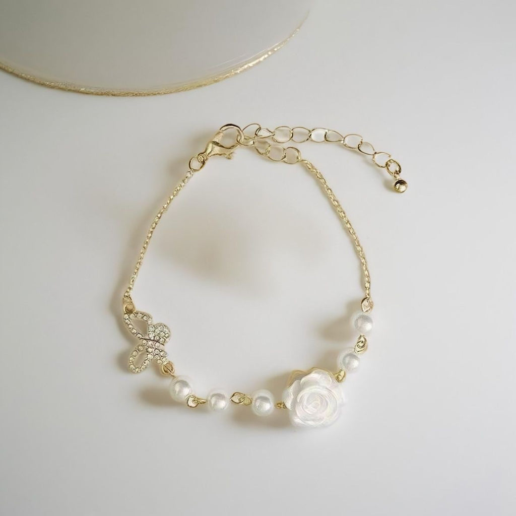 Damen Armband mit elegantem Rosendesign und funkelnden Perlen Shop Nory