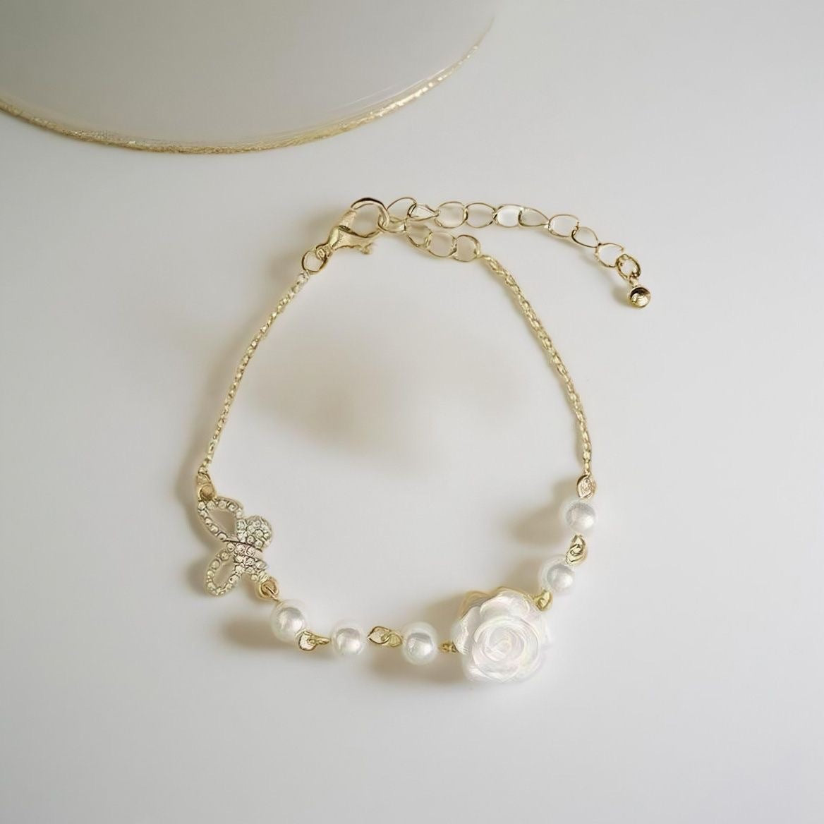 Damen Armband mit elegantem Rosendesign und funkelnden Perlen Shop Nory