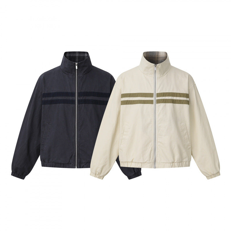 Unisex Kurz geschnittene kastige Blousonjacke mit Stehkragen, doppeltem Streifendetail und kariertem Innenfutter Shop Nory