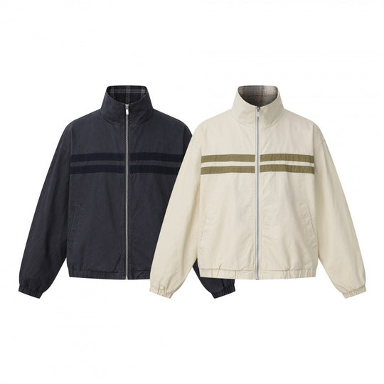 Unisex Kurz geschnittene kastige Blousonjacke mit Stehkragen, doppeltem Streifendetail und kariertem Innenfutter Shop Nory