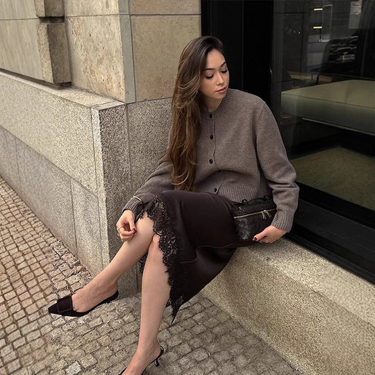 Damen Kurze Strickjacke im Boxy‑Cut mit Rundhals, Rippbündchen und dekorativer Knopfleiste Shop Nory