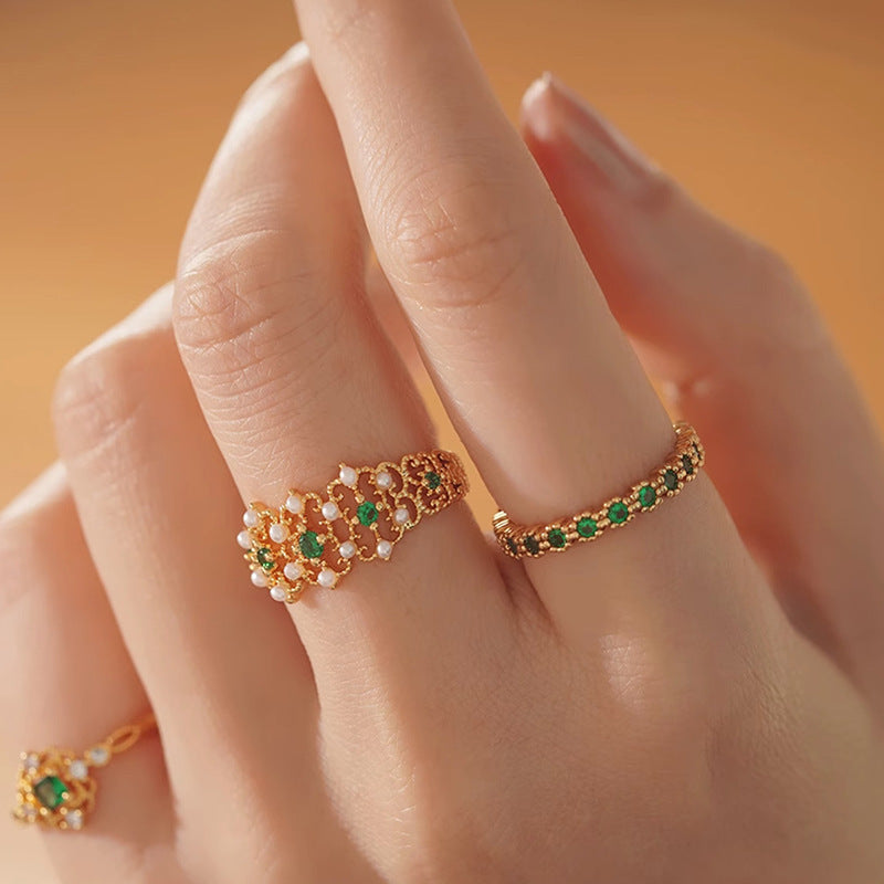 Damen Offener Ring mit funkelnden grünen Steinen und elegantem Golddesign Shop Nory