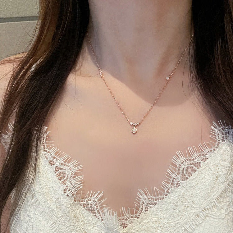 Damen Halskette mit filigranem Anhänger und funkelnden Zirkonia Shop Nory