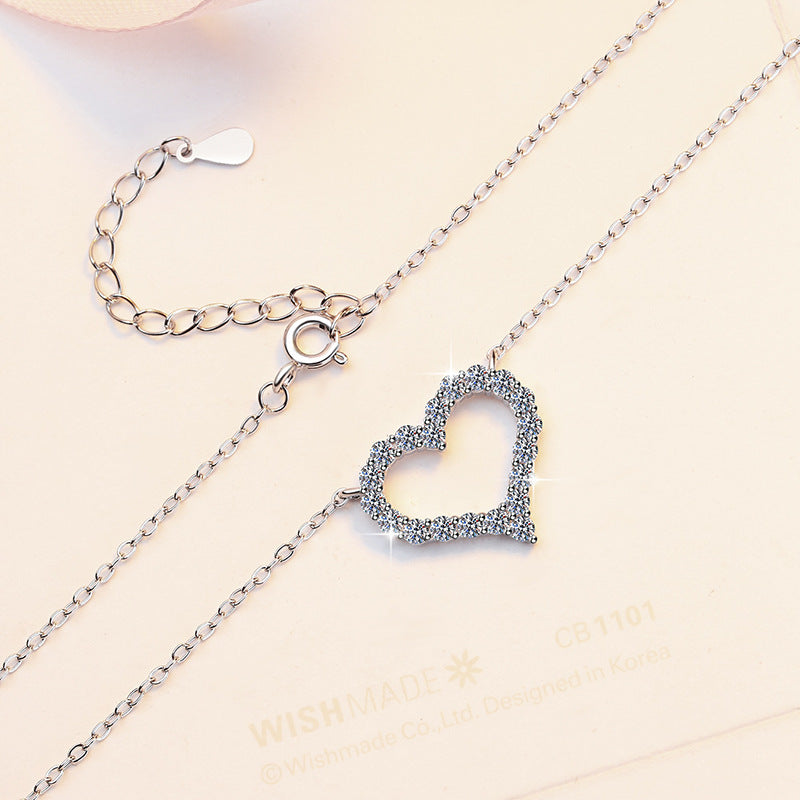 Damen Halskette mit einem liebevollen Herzanhänger und funkelnden Kristallen Shop Nory