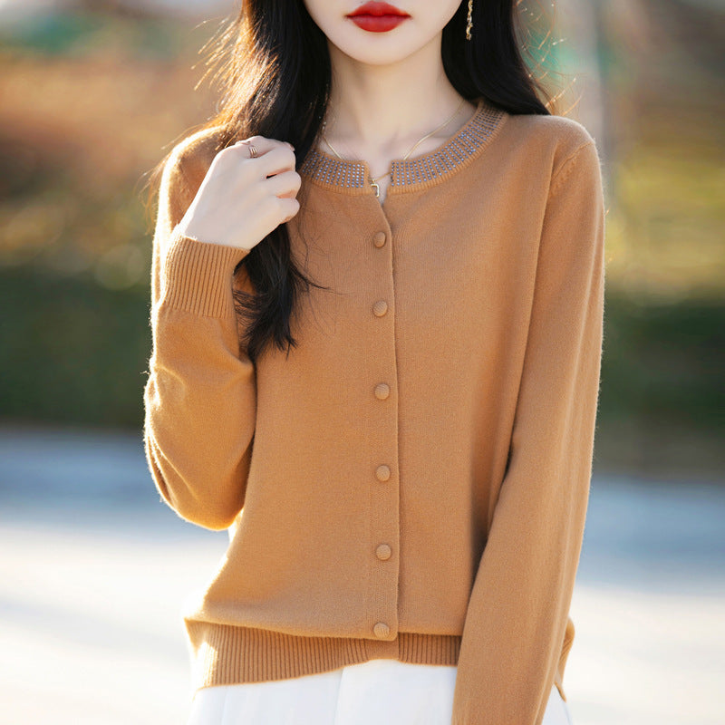 Damen Kurzcardigan aus ultrafeinem Baumwollmix mit funkelnder Kristallkante und Ton-in-Ton-Knopfleiste Shop Nory