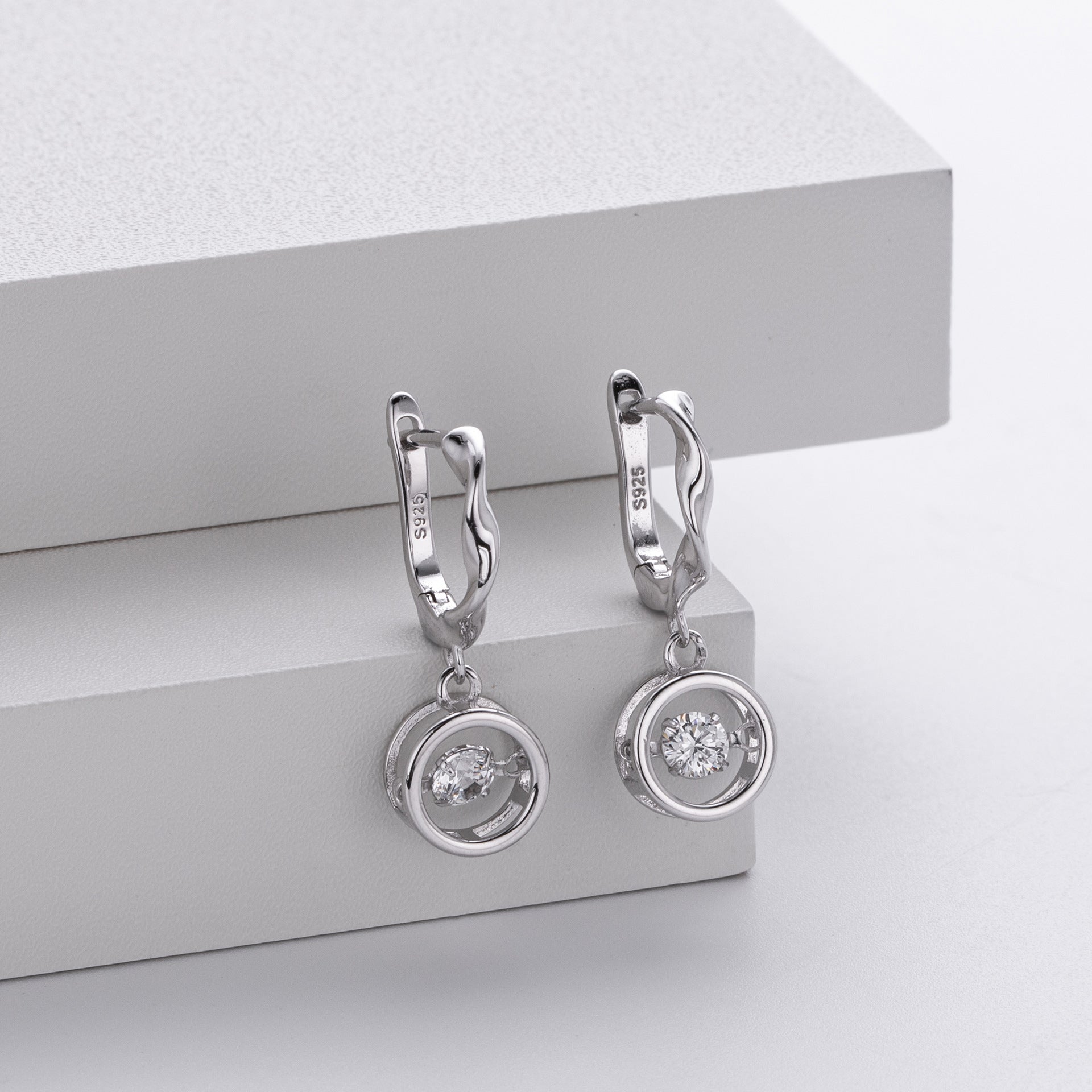 Damen Ohrhänger mit elegantem Zirkonanhänger aus hochwertigem 925 Sterling Silber Shop Nory