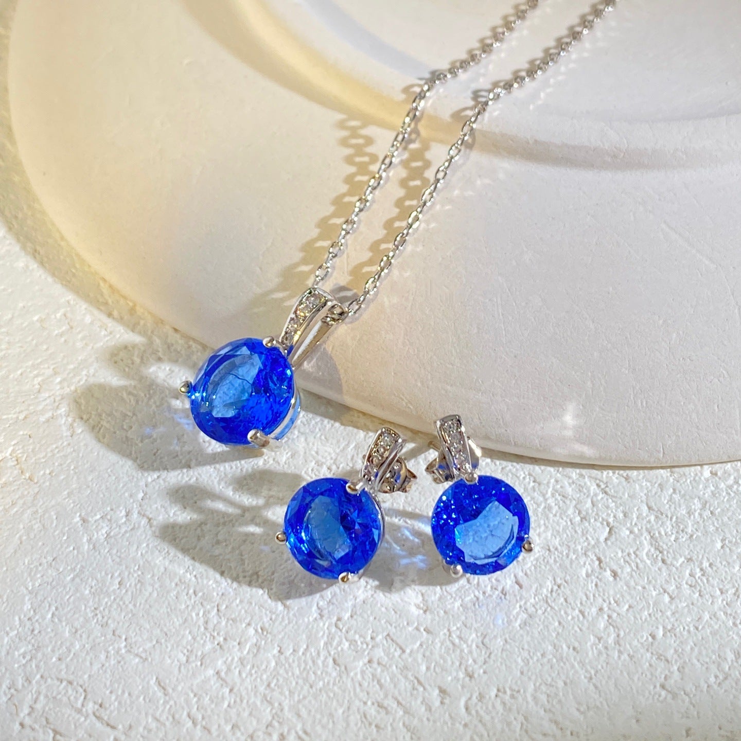 Rund facettiertes Zirkonia-Pendeln Necklace und Ohrstecker-Set mit vergoldeter Krappenfassung und Pavé-Bail