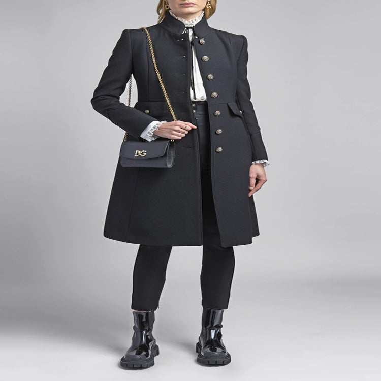Damen Taillierter Mantel im Uniform‑Tailoring mit Stehkragen, Zierknopfleiste und Pattentaschen Shop Nory