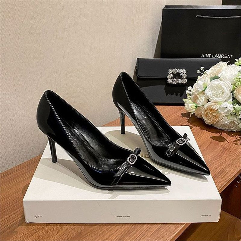 Damen Spitz zulaufende Lack‑Pumps mit hohem Stiletto‑Absatz und Kristall‑Schleifenapplikation Shop Nory