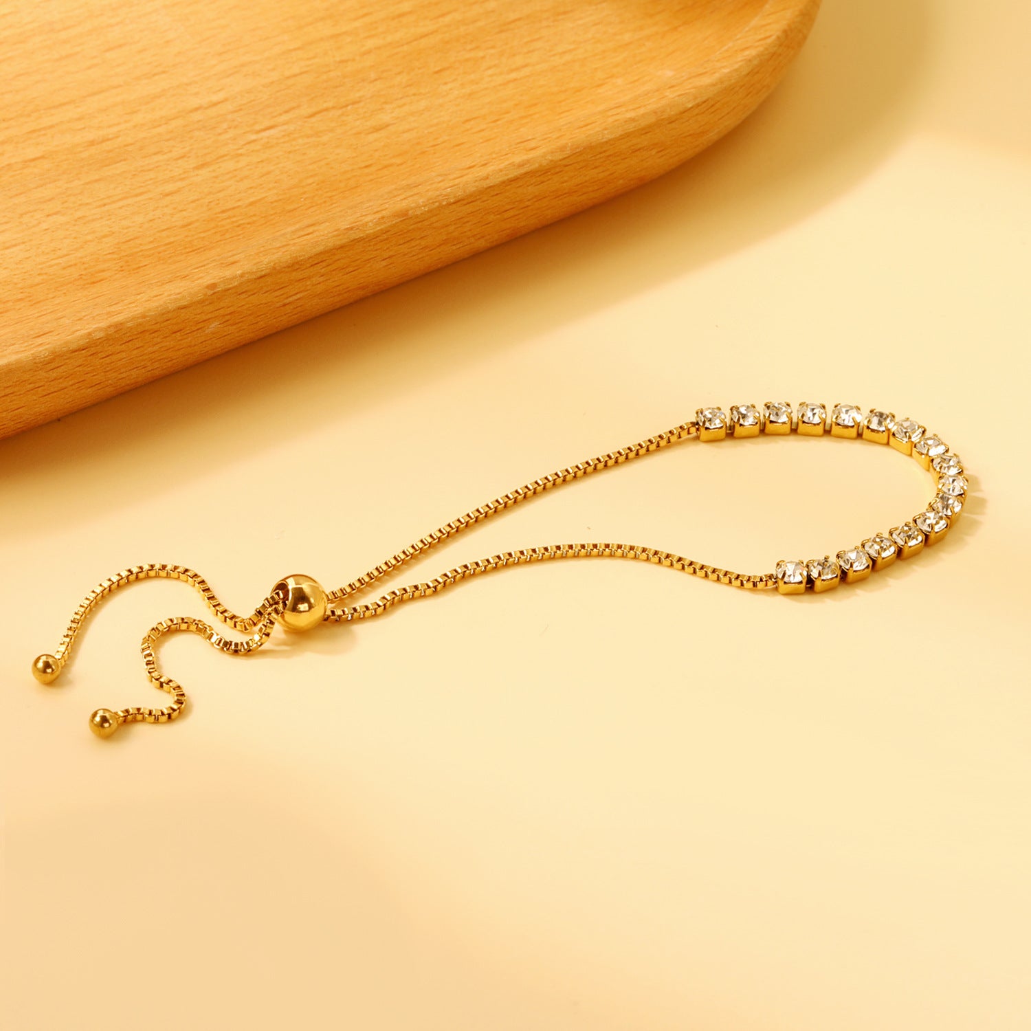 Damen Armband mit funkelnden Kristallen und verstellbarem Design Shop Nory