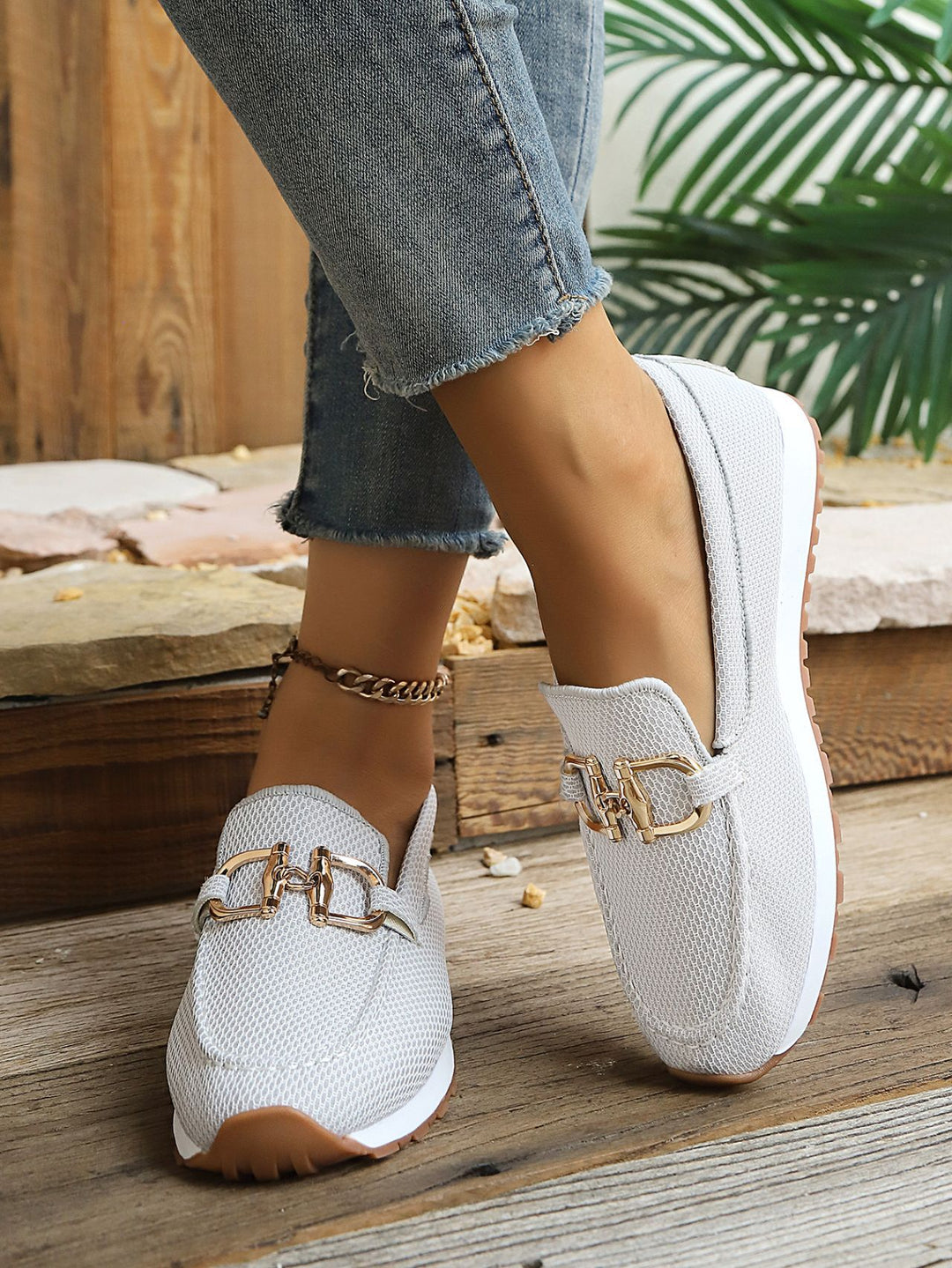 Damen Atmungsaktive Mesh-Slipper-Loafer mit goldfarbener Schnallendekor und leichter Gummisohle Shop Nory