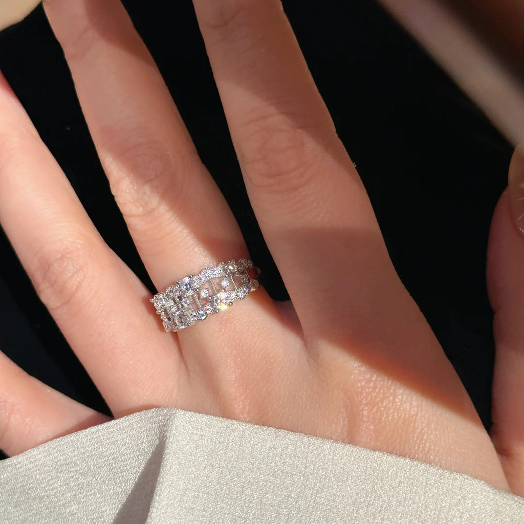 Damen Designer Ring mit filigranem Gittermuster und funkelnden Zirkonia Shop Nory