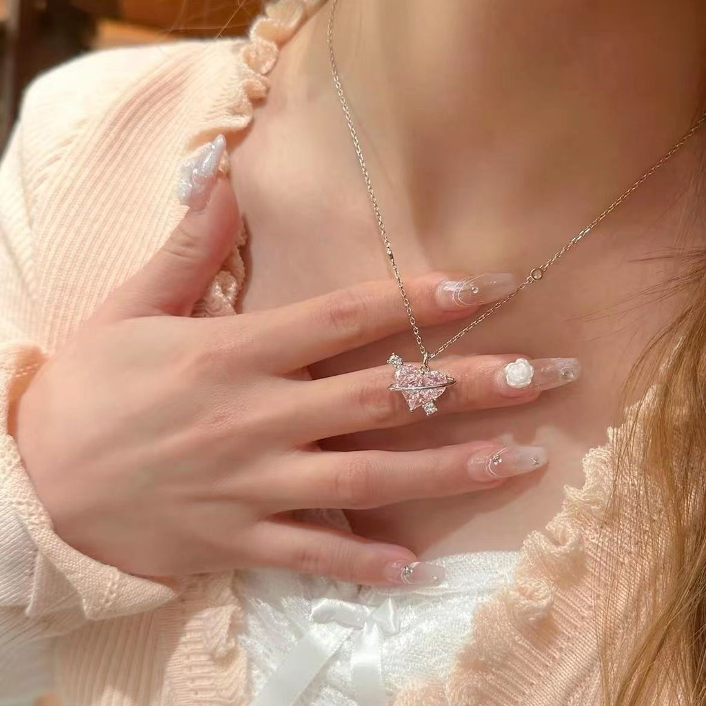 Damen Halskette mit herzförmigem Anhänger und funkelnden Sternen Shop Nory