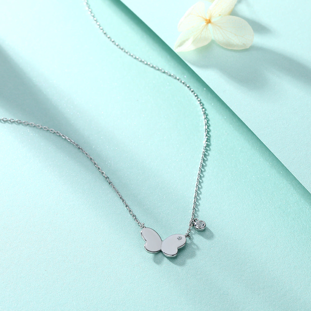 Damen Halskette mit filigranem Schmetterlingsdesign und funkelnden Kristallen Shop Nory