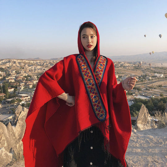 Damen Kapuzenponcho aus Wollmix mit kontrastreicher Blumenstickerei und Fransensaum Shop Nory