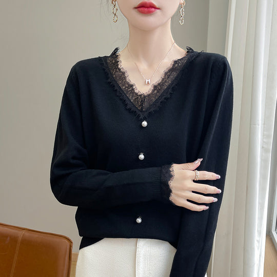 Damen Zarter V-Ausschnitt-Feinstrickcardigan mit floraler Spitzenkante und Perlenverzierung Shop Nory