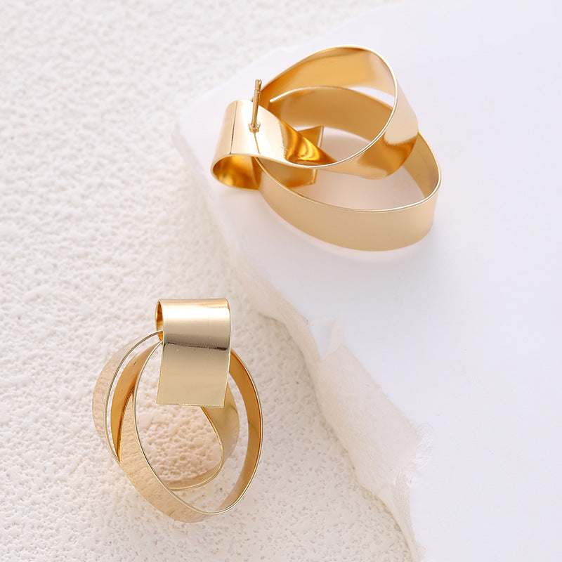 Damen Ohrstecker mit elegantem, geschwungenem Design Shop Nory