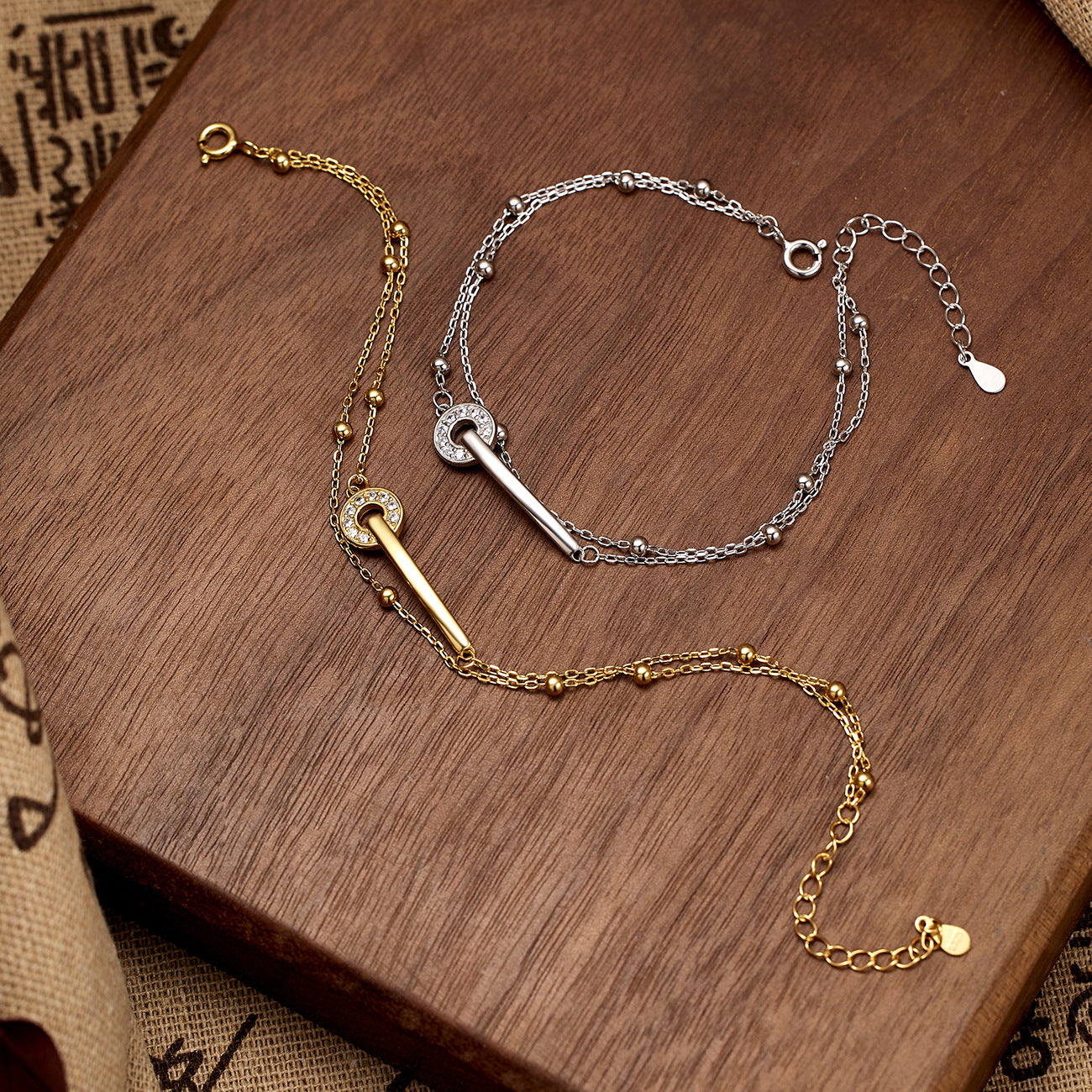 Damen Armband mit funkelndem Anhänger und stilvollem Kettendesign Shop Nory