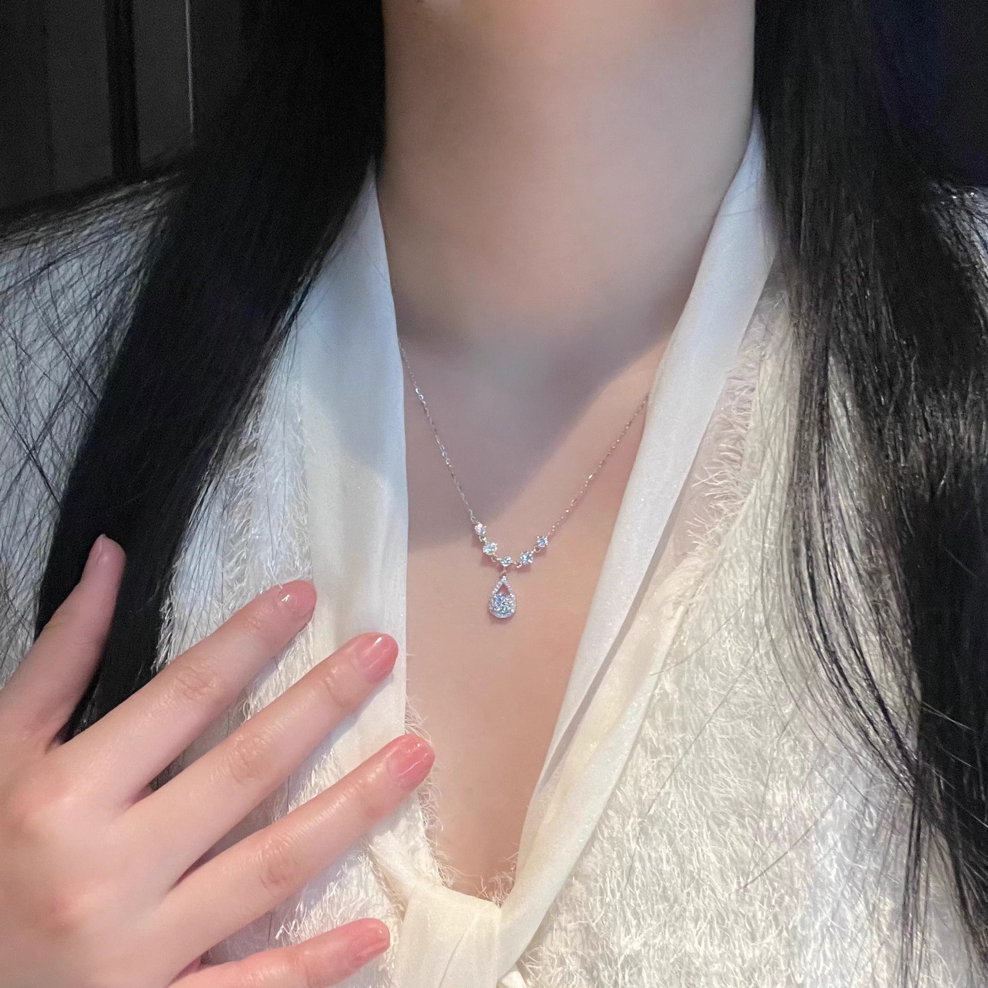Damen Halskette mit funkelndem Tropfenanhänger und kunstvollen Zirkonia-Details Shop Nory