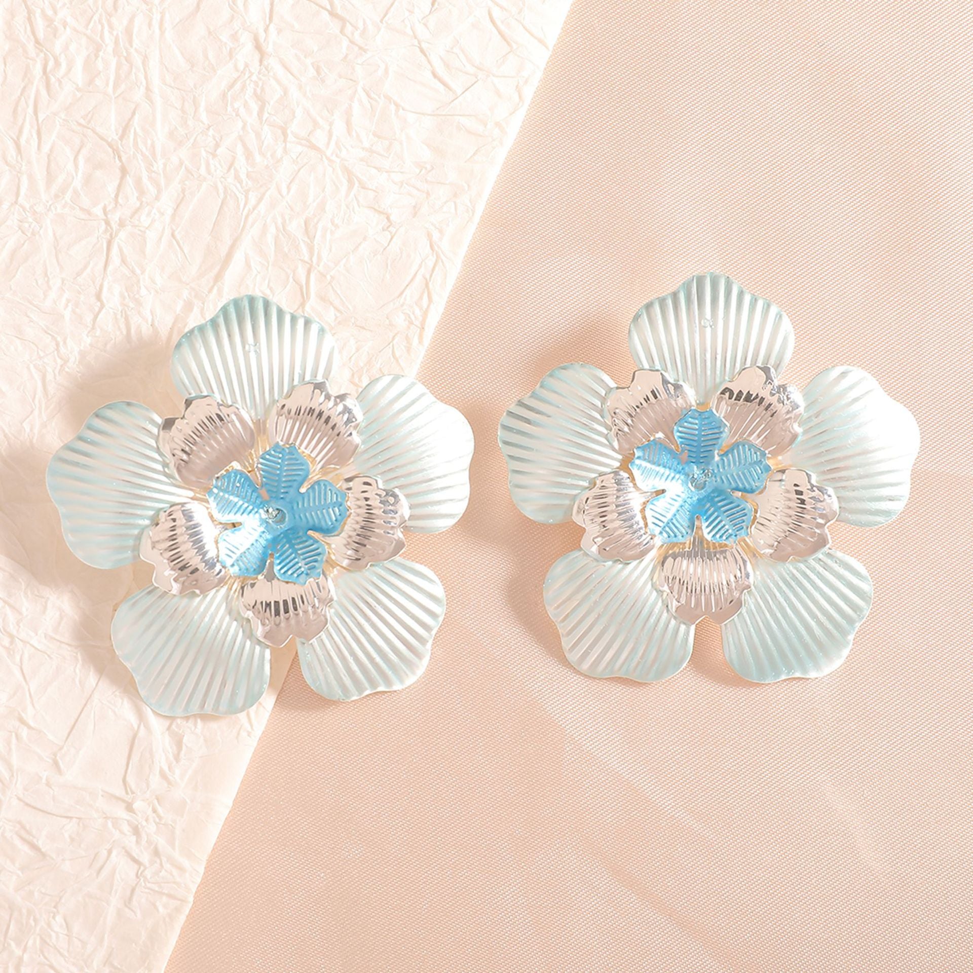 Damen Blumenohrringe mit filigranem Design und glänzenden Akzenten Shop Nory