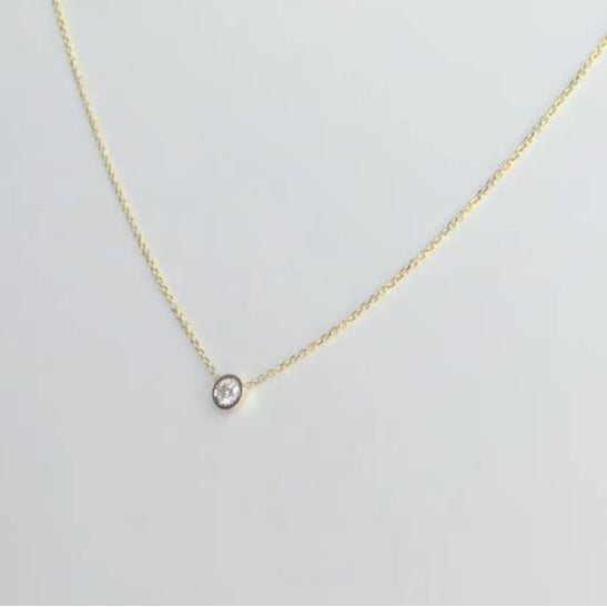 Damen Halskette mit funkelndem Zirkonia-Anhänger und feiner Goldkette Shop Nory