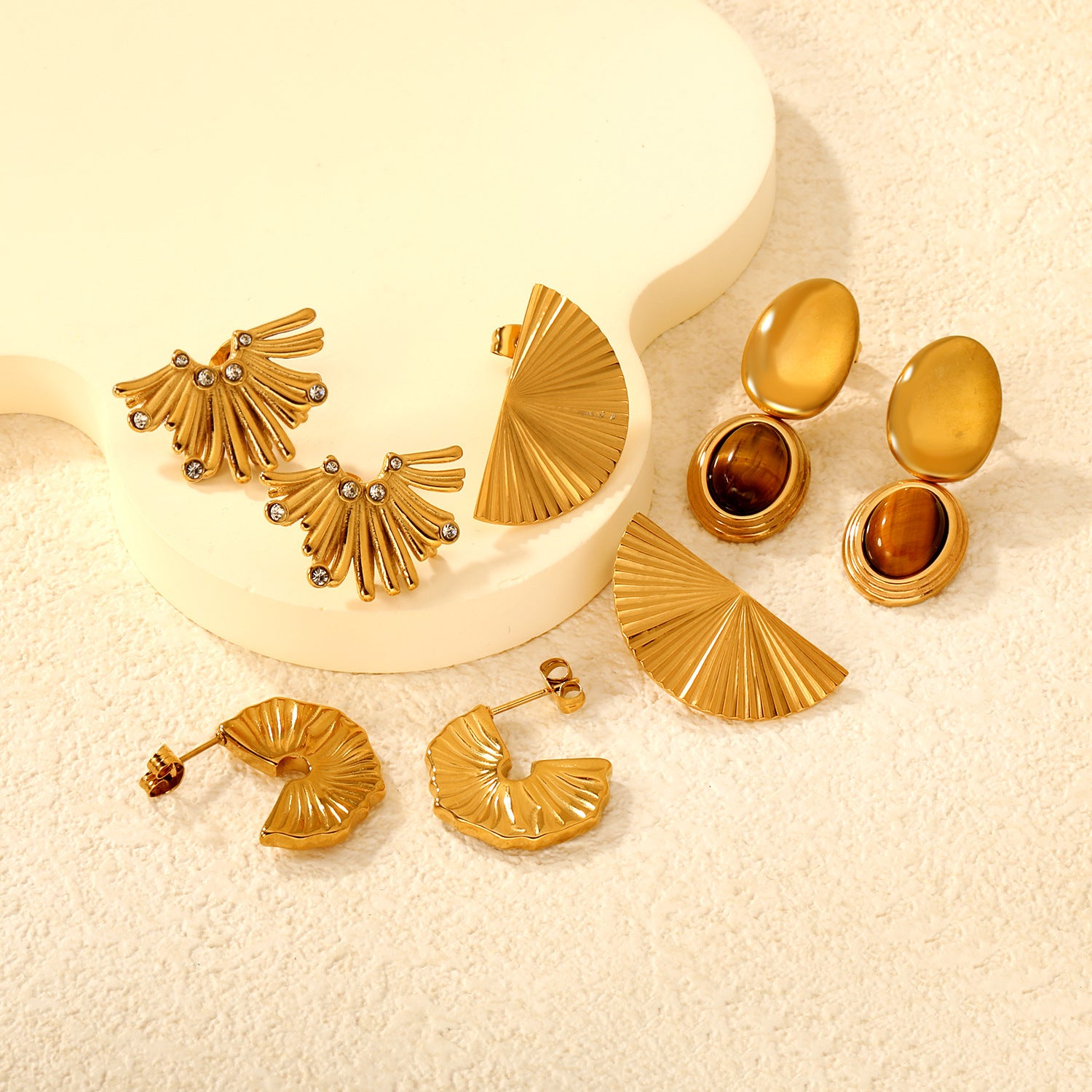 Damen Hängende Ohrstecker mit ovalem Tigerauge und elegantem goldfarbenem Rahmen Shop Nory