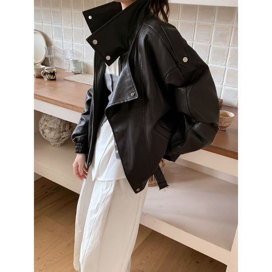 Damen Oversize Bikerjacke aus veganem Leder mit hohem Stehkragen und dekorativen Druckknöpfen Shop Nory