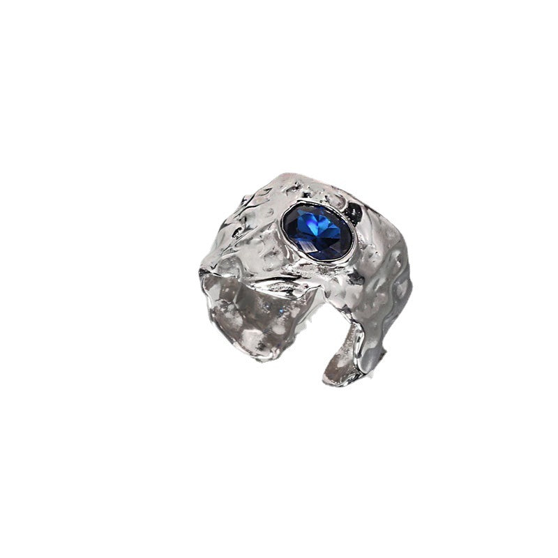 Damenring mit strukturellem Design und blauen Zirkonsteinen Shop Nory