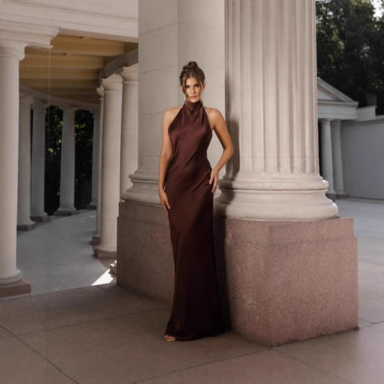 Damen Abendkleid mit elegantem Rückenausschnitt und fließendem Stoff