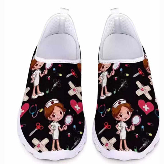 Damen Verspielte Slip-On Sneakers mit medizinischem Cartoon-Print, atmungsaktivem Mesh und gepolsterter Memory-Sohle Shop Nory