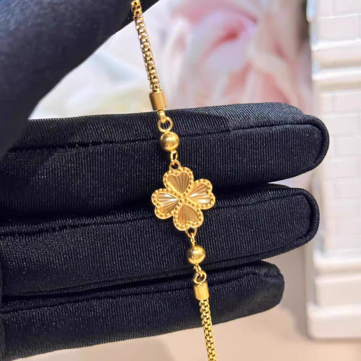 Frauen Goldplattierte Blumen Charme-Armband Shop Nory