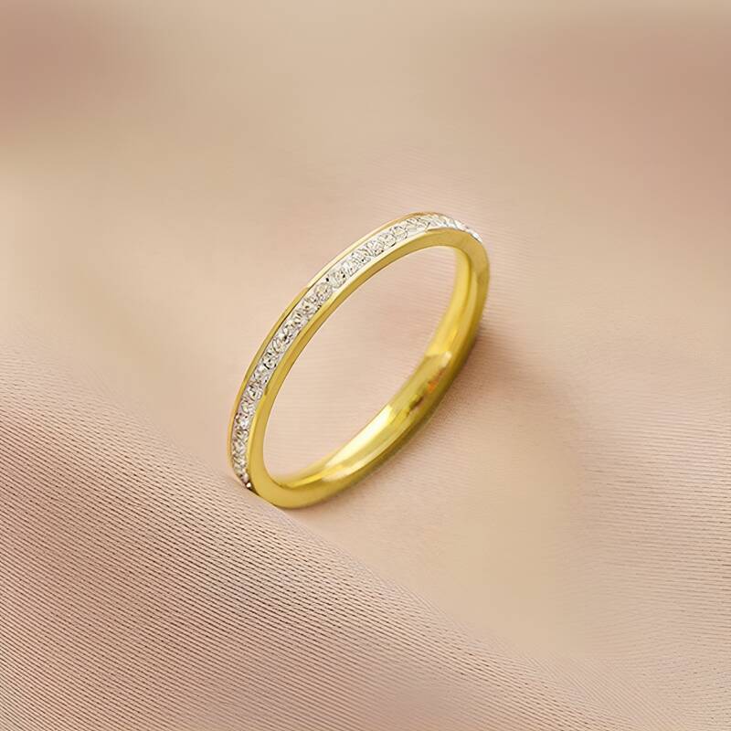 Damen Ring mit funkelndem Zirkonia-Besatz und eleganter Hochglanzoberfläche Shop Nory
