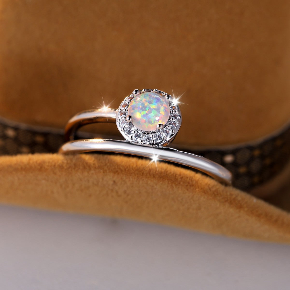 Damen Ring mit funkelndem Opal und Zirkoniakreis Shop Nory