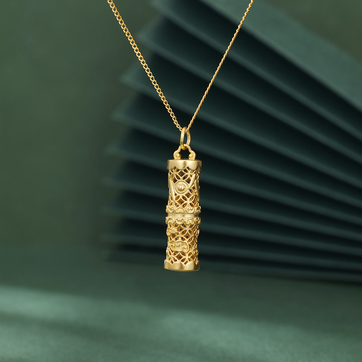 Damen Kette mit kunstvollem filigranen Anhänger Shop Nory