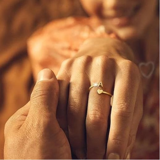 Damen Ring mit personalisiertem Herz- und Buchstabenanhänger Shop Nory