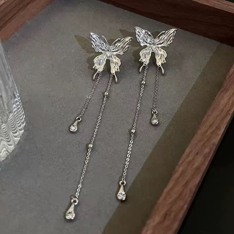 Damen Ohrringe im eleganten Schmetterlingsdesign mit funkelnden Kristallakzenten Shop Nory