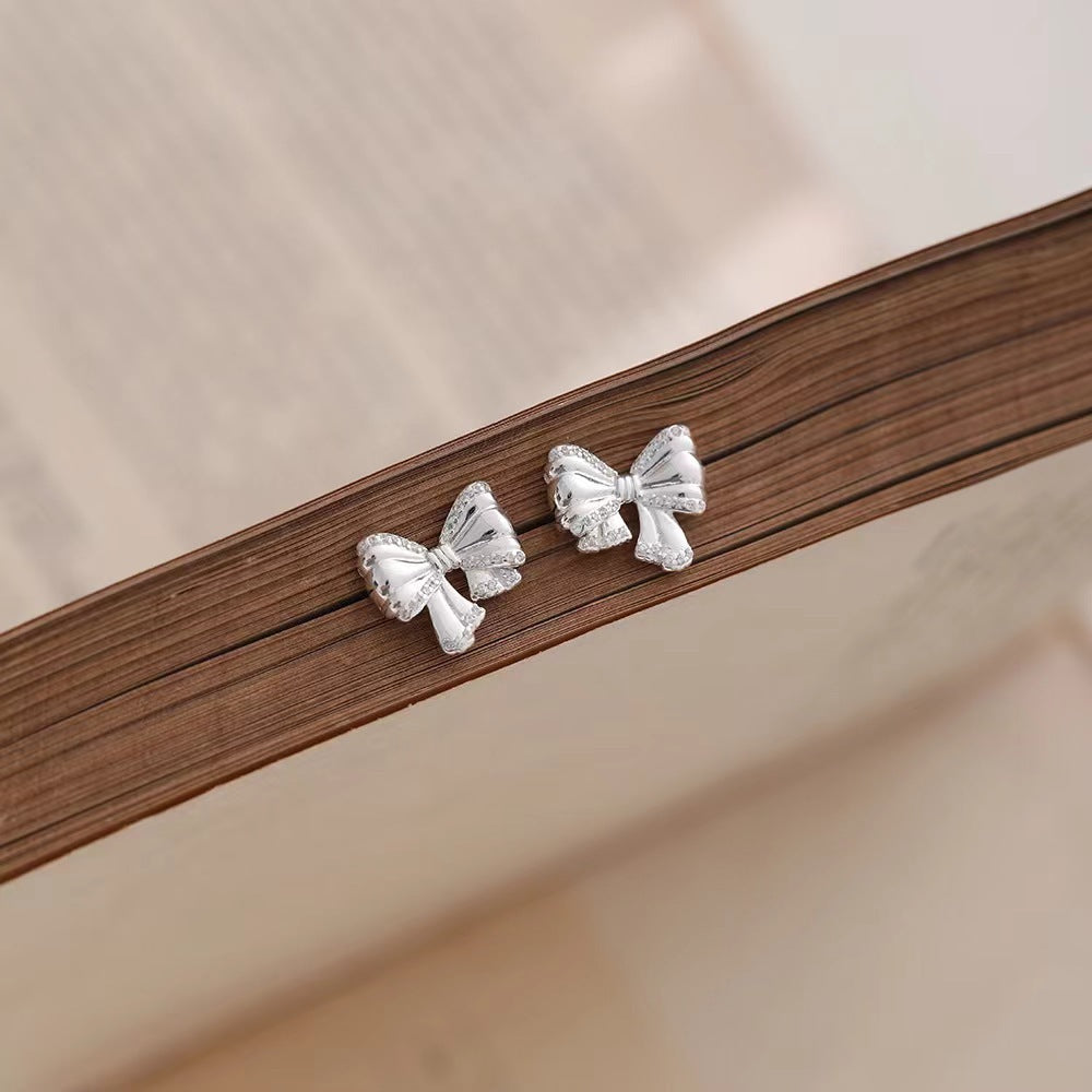 Damen Ohrstecker mit elegantem Schleifen-Design und funkelnden Akzenten Shop Nory