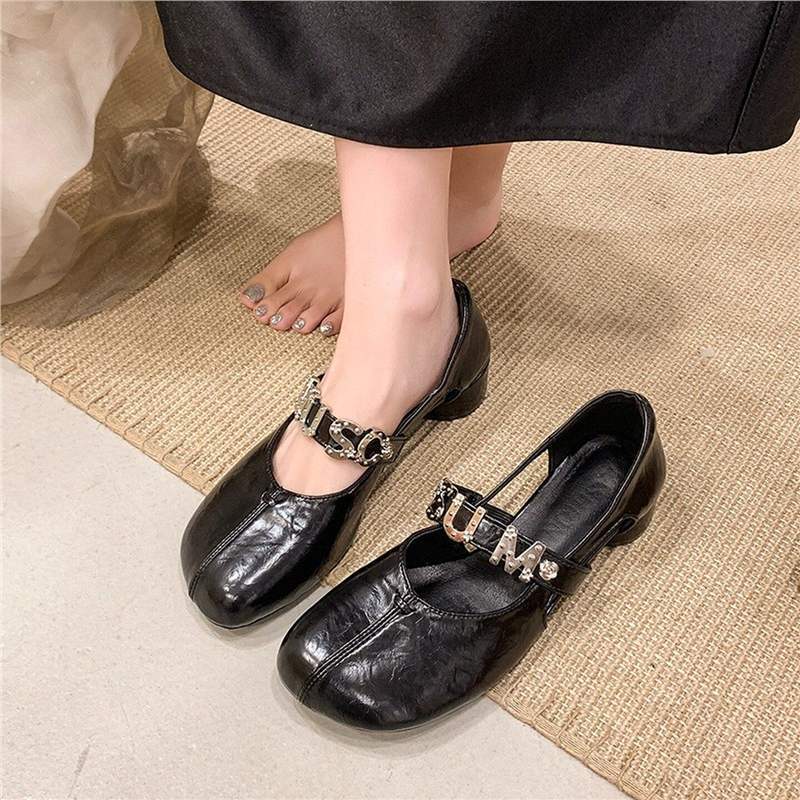 Damen Mary-Jane-Ballerinas mit dekorativem Schmuckriemen, gerundetem Zehenbereich und niedrigem Blockabsatz Shop Nory