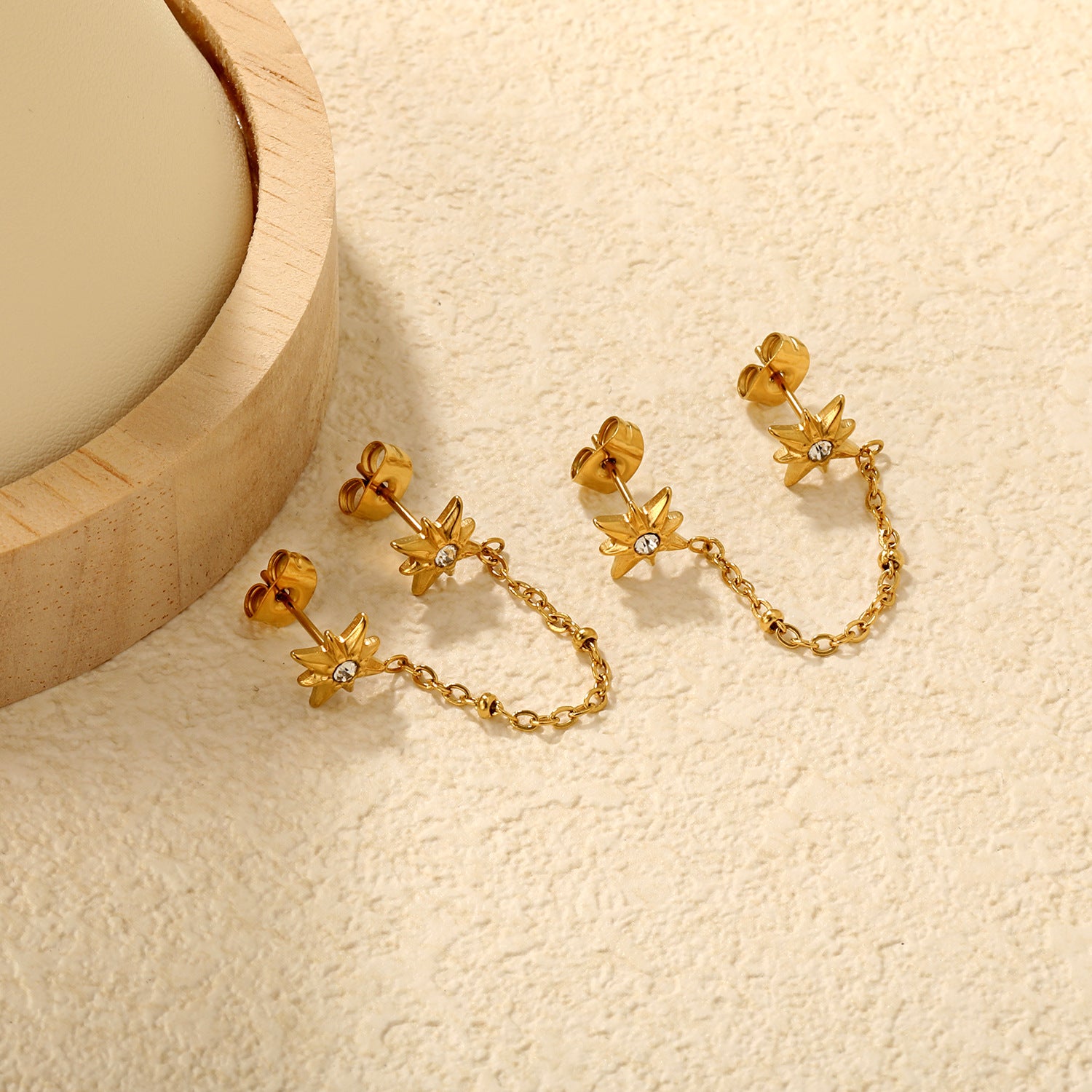 Damen Ohrstecker im Herz-Design mit goldenen Akzenten und Kettenverbindung Shop Nory