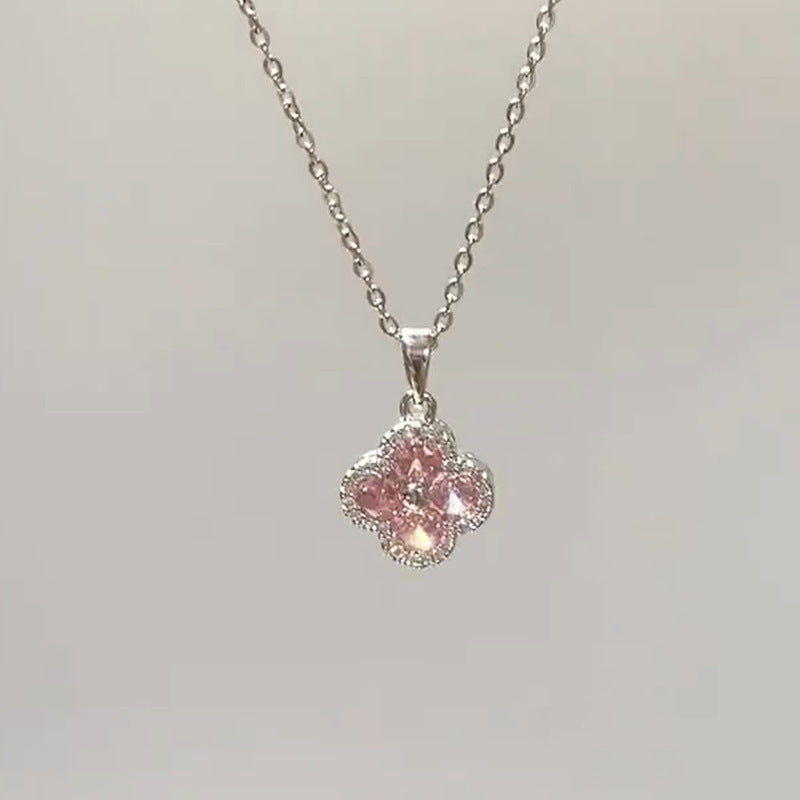 Damen Halskette mit funkelndem Blumenanhänger und eleganter Silberverarbeitung Shop Nory