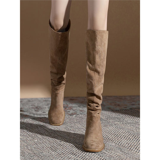Damen kniehohe Slouch‑Stiefel mit Veloursoptik, gerafftem Schaft und sculpted Blockabsatz Shop Nory