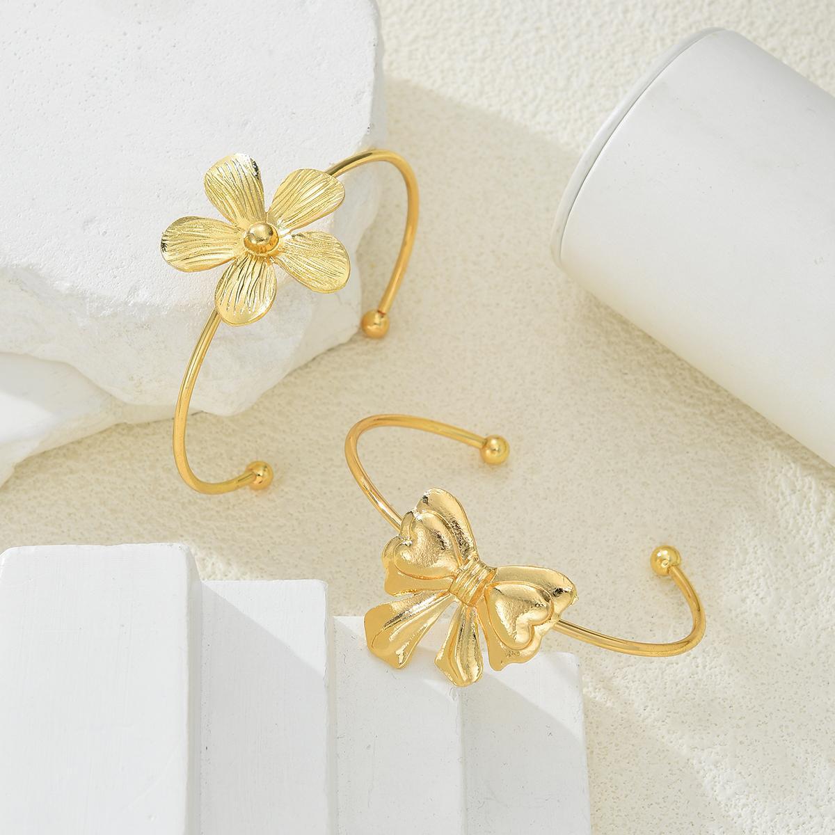Damen Armreif-Set mit kunstvollen Blumen- und Schleifenanhängern Shop Nory