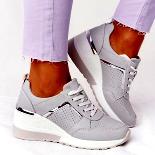 Damen Komfort-Keil-Sneaker mit perforiertem Obermaterial und Dekozipper Shop Nory