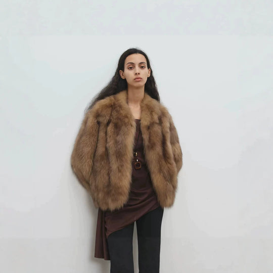 Damen Kurzmantel aus hochflorigem Kunstpelz mit tailliertem Boxy-Schnitt und voluminösem Schalkragen Shop Nory