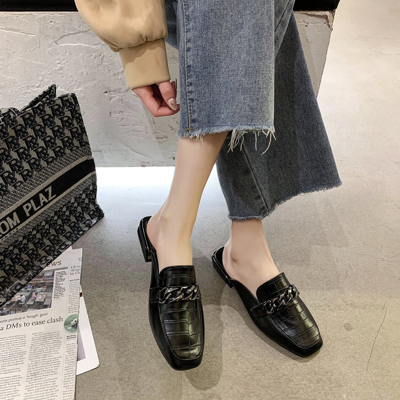 Damen Mules mit hochwertiger Kroko-Prägung und modischer Kettenapplikation